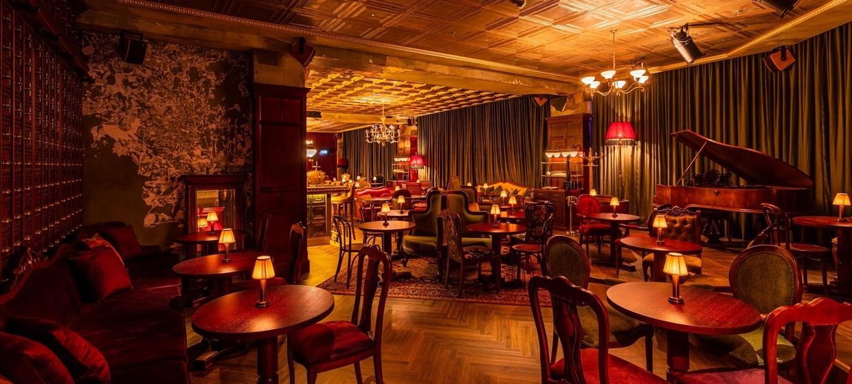 Elegante restaurantruimte met loungeruimte