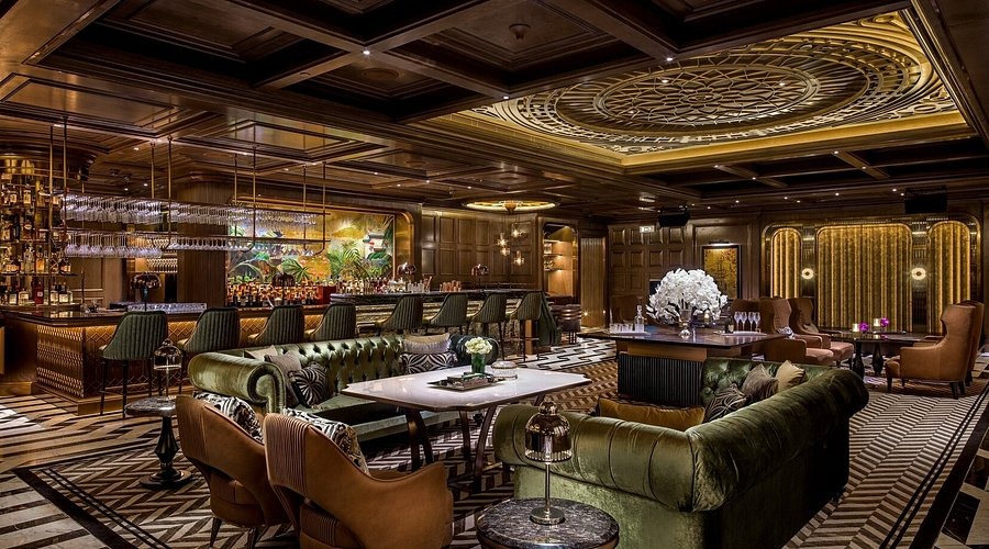 Een intiem restaurantinterieur gecombineerd met een comfortabele loungehoek